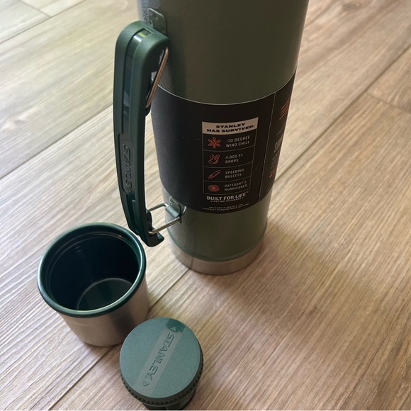 Stanley | 1 Liter Classic Vacuum Bottle - Picture 13 of 14